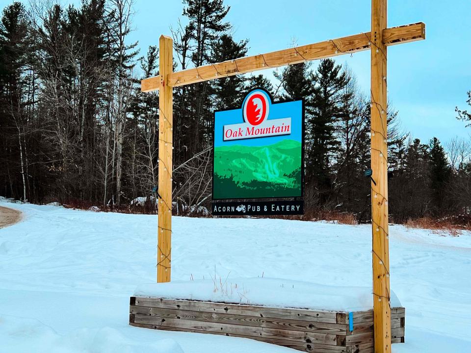 The colorful sign welcoming all to Oak Mountain ski resort