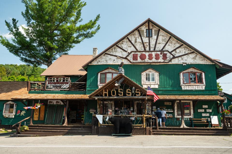 A view of the front of Hoss's Country Corner
